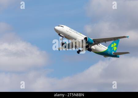 Aer Lingus Airbus A320-214 startet westlich von London Heathrow lhr bei perfekten Bedingungen an einem sonnigen Sommernachmittag Stockfoto