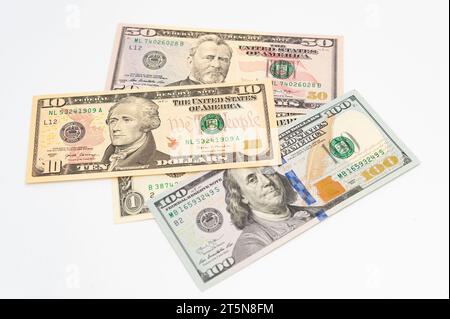 Banknoten von einem, zehn, fünfzig und 100 US-Dollar in der Draufsicht isoliert auf weißem Hintergrund. Stockfoto