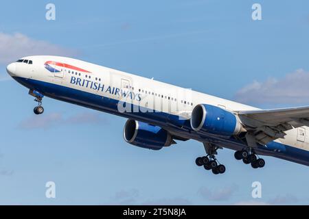 British Airways Boeing 777-36NER, Registrierung G-STBC, Abfahrt London Heathrow bei sonnigen Bedingungen an einem Septembernachmittag Stockfoto