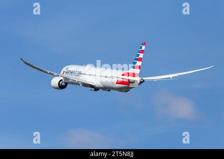 American Airline 787-9 Dreamliner, Registrierung N838AA startet am Flughafen London Heathrow in perfekten Bedingungen an einem Septembernachmittag Stockfoto