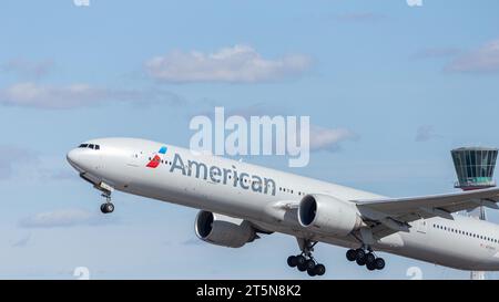 American Airlines Boeing 777-323ER, Registrierung N735AT, Abfahrt London Heathrow unter perfekten Bedingungen an einem Septembernachmittag Stockfoto