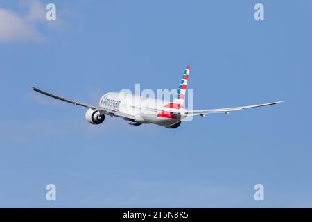 American Airlines Boeing 777-323ER, Registrierung N735AT, Abfahrt London Heathrow unter perfekten Bedingungen an einem Septembernachmittag Stockfoto