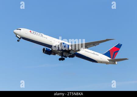 Delta Air Lines Boeing 767-432ER, Registrierung N827MH startet an einem Septembernachmittag in London Heathrow lhr unter perfekten Bedingungen Stockfoto