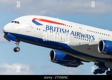 British Airways A380-841, Registrierung G-XLEG fliegt an einem späten Herbstnachmittag unter perfekten Bedingungen von London Heathrow aus Stockfoto