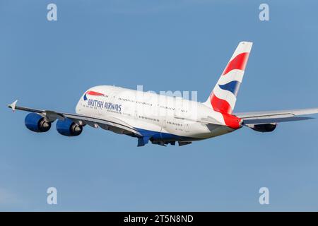 British Airways A380-841, Registrierung G-XLEG fliegt an einem späten Herbstnachmittag unter perfekten Bedingungen von London Heathrow aus Stockfoto