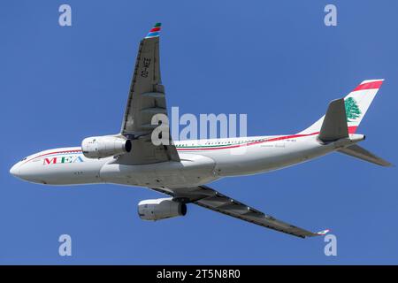 Middle East Airlines Airbus A330-343, Registrierung OD-MEE, Abfahrt London Heathrow bei perfekten Bedingungen an einem sonnigen September späten Herbstnachmittag Stockfoto