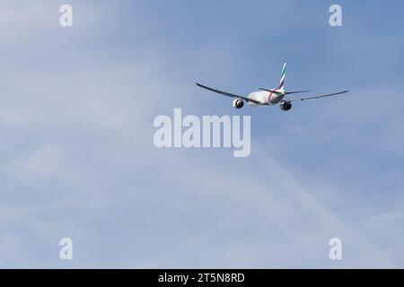 Emirates SkyCargo Boeing 777-F Frachter, Registrierung A6-EFT fliegt in die Ferne von London Heathrow bei schönem Licht und Sonne im Spätherbst Stockfoto