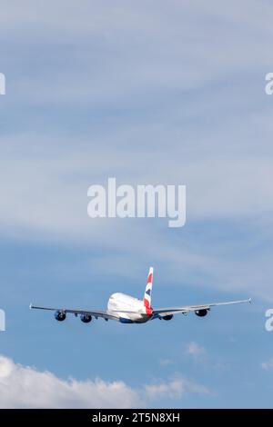 British Airways Airbus A380-841, Registrierung G-XLEF verlässt den Flughafen London Heathrow in den sonnigen Herbstnachmittag Stockfoto