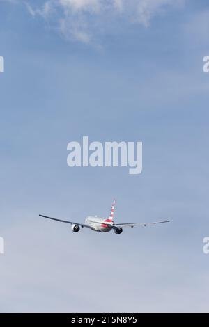 American Airlines Boeing 777-223ER, Zulassungsnummer N765AN, fährt an einem schönen, sonnigen Herbstnachmittag von London Heathrow aus Stockfoto