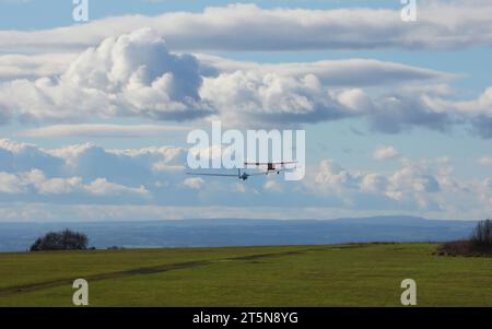 Ein Segelflugzeug vom Yorkshire Gliding Club, das in der Sutton Bank in North Yorkshire abgeschleppt wird Stockfoto