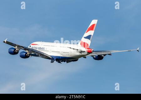 British Airways Airbus A380-841, Registrierung G-LXEC, Abfahrt ab London Heathrow an einem schönen, sonnigen Herbstnachmittag Stockfoto