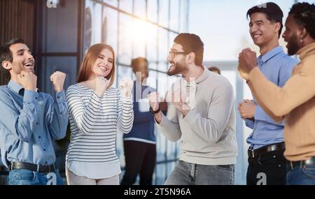 Business-Leute feiert und Ballen ihre Fäuste in die Luft als ein erfolgreiches team Stockfoto