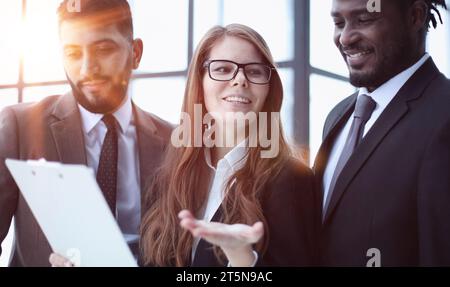 Büroangestellte stehen in einem Flur eines Agenturgebäudes. Stockfoto
