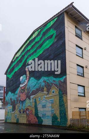 Nach der Schule Wandgemälde Graffiti an der Wand an der Fassade des Gebäudes in Bodo, Norwegen, Skandinavien, Europa im Oktober Stockfoto