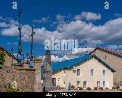 Blick auf die Kirche der Himmelfahrt der Jungfrau im Dorf Stockfoto