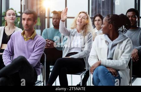 Führt eine Geschäftsausbildung mit einer Gruppe junger Menschen durch. Stockfoto