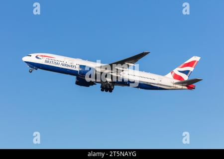 Eine Boeing 777-236ER von British Airways mit der Registrierung G-YMMG, die an einem sonnigen Herbstabend vom Flughafen London Heathrow ausgeht Stockfoto