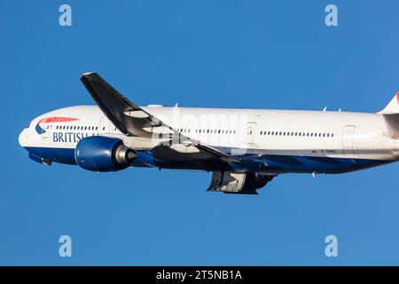 Eine Boeing 777-236ER von British Airways mit der Registrierung G-YMMG, die an einem sonnigen Herbstabend vom Flughafen London Heathrow ausgeht Stockfoto