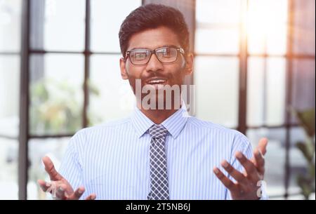 Erfolgreicher Geschäftsmann, der selbstbewusst in die Kamera schaut Stockfoto