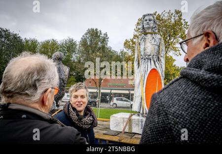 Rotterdam, Niederlande. November 2023. ROTTERDAM - Künstlerin Anne Wenzel am neuen Razzia-Denkmal für die 52.000 Einwohner von Rotterdam und Schiedam, die am 10. Und 11. November 1944 von der deutschen Besatzung deportiert wurden, um Zwangsarbeit zu leisten. ANP ROBIN UTRECHT niederlande Out - belgien Out Credit: ANP/Alamy Live News Stockfoto