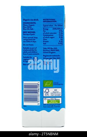 Irvine, Schottland, UK-21. Juli 2023: Klassische Bio-Reismilch mit Tilda-Marke in recycelbarer Kartonverpackung und Kunststoffoberteil mit Grafik-Symbol Stockfoto