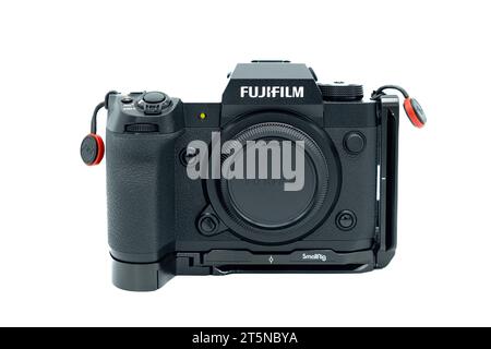 Irvine, Schottland, Großbritannien - 26. Oktober 2023: Die X-H2-Kamera der Marke Fujifilm ist jetzt mit einem neuen APS-C-Sensor mit 40 Megapixeln ausgestattet und wird hier mit gezeigt Stockfoto