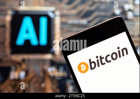 3. November 2023, China: In dieser Fotoabbildung wird das Kryptowährung-Bitcoin-Logo (BTC, BCH) auf einem Smartphone mit einem KI-Chip und einem Symbol im Hintergrund angezeigt. (Credit Image: © Budrul Chukrut/SOPA Images via ZUMA Press Wire) NUR REDAKTIONELLE VERWENDUNG! Nicht für kommerzielle ZWECKE! Stockfoto