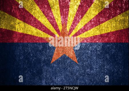 Nahaufnahme der Grunge-Arizona-Staatsflagge. Schmutzige Arizona-Staatsflagge auf einer Metalloberfläche. Stockfoto