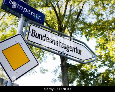 Pfeilschild zur Bundesnetzagentur in Deutschland. Das Regierungsbüro regelt die Infrastruktur wie den Transport. Stockfoto