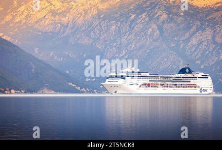 Kotor, Montenegro - 21. September 2023: Das Kreuzfahrtschiff Lirica erreicht die Bucht von Kotor bei Sonnenaufgang. Stockfoto