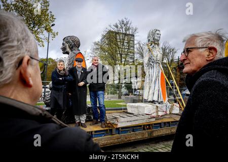 Rotterdam, Niederlande. November 2023. ROTTERDAM - Künstlerin Anne Wenzel am neuen Razzia-Denkmal für die 52.000 Rotterdamer und Schiedammer, die am 10. Und 11. November 1944 von der deutschen Besatzung deportiert wurden, um Zwangsarbeit zu leisten. ANP ROBIN UTRECHT niederlande Out - belgien Out Credit: ANP/Alamy Live News Stockfoto