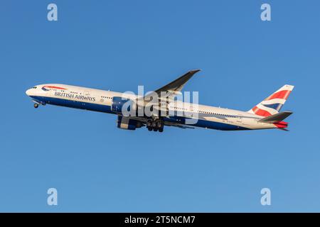 Eine Boeing 777-336ER von British Airways mit der Registrierung G-STBJ, die an einem kalten, aber sonnigen Herbstnachmittag vom Flughafen London Heathrow aus fährt Stockfoto