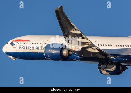 Eine Boeing 777-336ER von British Airways mit der Registrierung G-STBJ, die an einem kalten, aber sonnigen Herbstnachmittag vom Flughafen London Heathrow aus fährt Stockfoto