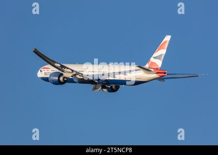 Eine Boeing 777-336ER von British Airways mit der Registrierung G-STBJ, die an einem kalten, aber sonnigen Herbstnachmittag vom Flughafen London Heathrow aus fährt Stockfoto