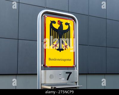 Logoschild der Bundesnetzagentur vor dem Gebäude. Die deutsche Regulierungsbehörde ist Teil der Regierung. Stockfoto