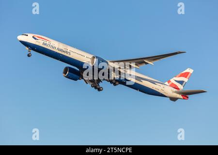 British Airways 777-36NER, Registrierung G-STBB, Abfahrt vom Flughafen London Heathrow an einem sonnigen Abend der goldenen Stunde Stockfoto