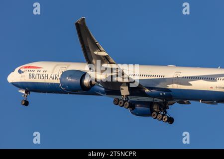 British Airways 777-36NER, Registrierung G-STBB, Abfahrt vom Flughafen London Heathrow an einem sonnigen Abend der goldenen Stunde Stockfoto