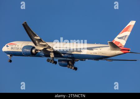 British Airways 777-36NER, Registrierung G-STBB, Abfahrt vom Flughafen London Heathrow an einem sonnigen Abend der goldenen Stunde Stockfoto