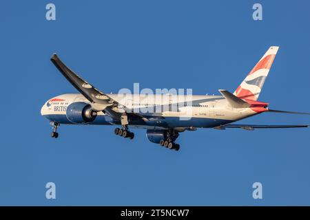 British Airways 777-36NER, Registrierung G-STBB, Abfahrt vom Flughafen London Heathrow an einem sonnigen Abend der goldenen Stunde Stockfoto