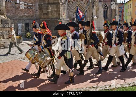 Reenactors in historischen Uniformen auf den Straßen der Stadt vor der Nachstellung der Belagerung von Neisse während des Napoleonischen Krieges mit Preußen 1807 in Nysa, Polen Stockfoto
