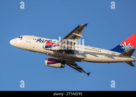 Ein Airserbia Airbus A319-132, Registrierung YU-APK, Abfahrt London Heathrow an einem schönen, sonnigen Abend in goldener Stunde Stockfoto