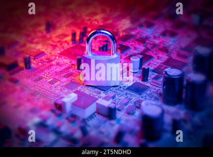 Nahaufnahme eines Vorhängeschlosses und eines Motherboards in Konzept Cyber Security Ransomware Email Phishing Encrypted Technology, Digital Information Protected Secured Stockfoto