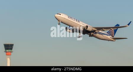 United Airlines Boeing 767-322ER, Registrierung N673UA verlässt den Flughafen London Heathrow an einem sonnigen Herbstabend zur goldenen Stunde Stockfoto