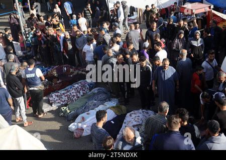 Trauernde versammeln sich am 6. November 2023 um verdeckte Leichen im Al-Shifa-Krankenhaus in Gaza-Stadt, während anhaltender Kämpfe zwischen Israel und der palästinensischen Hamas-Bewegung. Die israelischen Streitkräfte setzten am 6. November intensive Angriffe auf palästinensische Militante in Gaza fort, als sich der Krieg einem Monat näherte und die Zahl der Todesopfer des von der Hamas geführten gesundheitsministeriums auf 10.000 im belagerten Gebiet annäherte. Foto: Saeed Jaras apaimages Gaza-Stadt Gaza-Streifen palästinensisches Gebiet 061123 Gaza SJ 005 Copyright: XapaimagesxSaeedxJarasxap Stockfoto