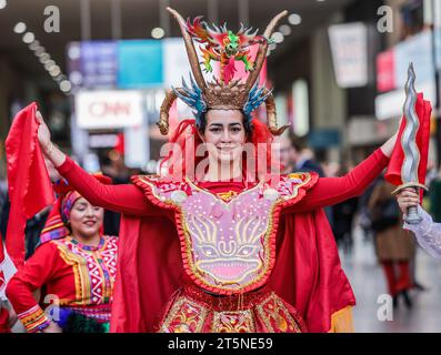 London, Großbritannien. November 2023. Peruanische Volkstänze tanzen traditionelle Tänze aus verschiedenen Regionen Perus mit ihren traditionellen Trachten Credit: Paul Quezada-Neiman/Alamy Live News Stockfoto