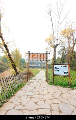 CHENGDE CITY - 20. OKTOBER: Holztür und Felsenweg in chengde Mountain Resort, am 20. oktober 2014, Chengde City, Provinz Hebei, China Stockfoto