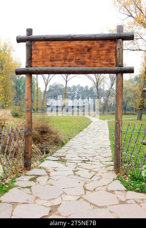 CHENGDE CITY - 20. OKTOBER: Holztür und Felsenweg in chengde Mountain Resort, am 20. oktober 2014, Chengde City, Provinz Hebei, China Stockfoto