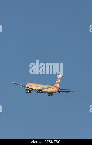 British Airways Airbus A321-231, Registrierung G-EUXE, Aufstieg vom Flughafen London Heathrow zur goldenen Stunde an einem sonnigen Herbstabend Stockfoto