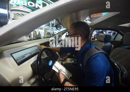 SHANGHAI, CHINA – 6. NOVEMBER 2023 – Besucher erleben ein intelligentes Cockpit, das Intel auf der 6. CIIE in Shanghai, China, am 6. November 2023 gestartet hat. Stockfoto