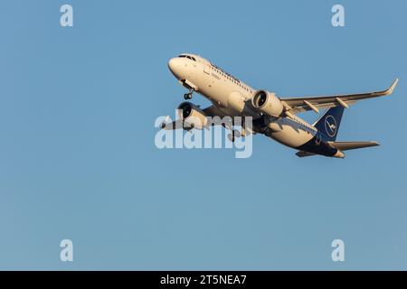 Lufthansa Airbus A320-271N Neo, Registrierung D-AINN startet am Flughafen London Heathrow an einem schönen, sonnigen Herbstabend zur goldenen Stunde Stockfoto